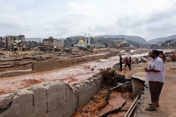 Des habitants à Derna, dans l'est de la Libye, ville ravagée par des inondations d'ampleur, le 11 septembre 2023. 