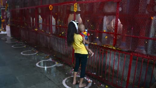 Une fidèle et son enfant dans le temple d'Alopidevi à Allahabad, le 8 juin 2020.
