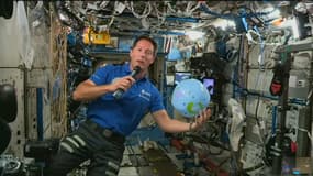 L'astronaute Thomas Pesquet donne une conférence de presse depuis la Station spatiale internationale, le 30 avril 2021.