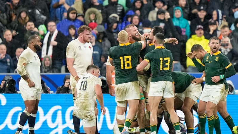 Rudolph Gerhardus Snyman félicité par ses partenaires lors d'Angleterre-Afrique du Sud, 21 octobre 2023, en demi-finale de la Coupe du monde de rugby.