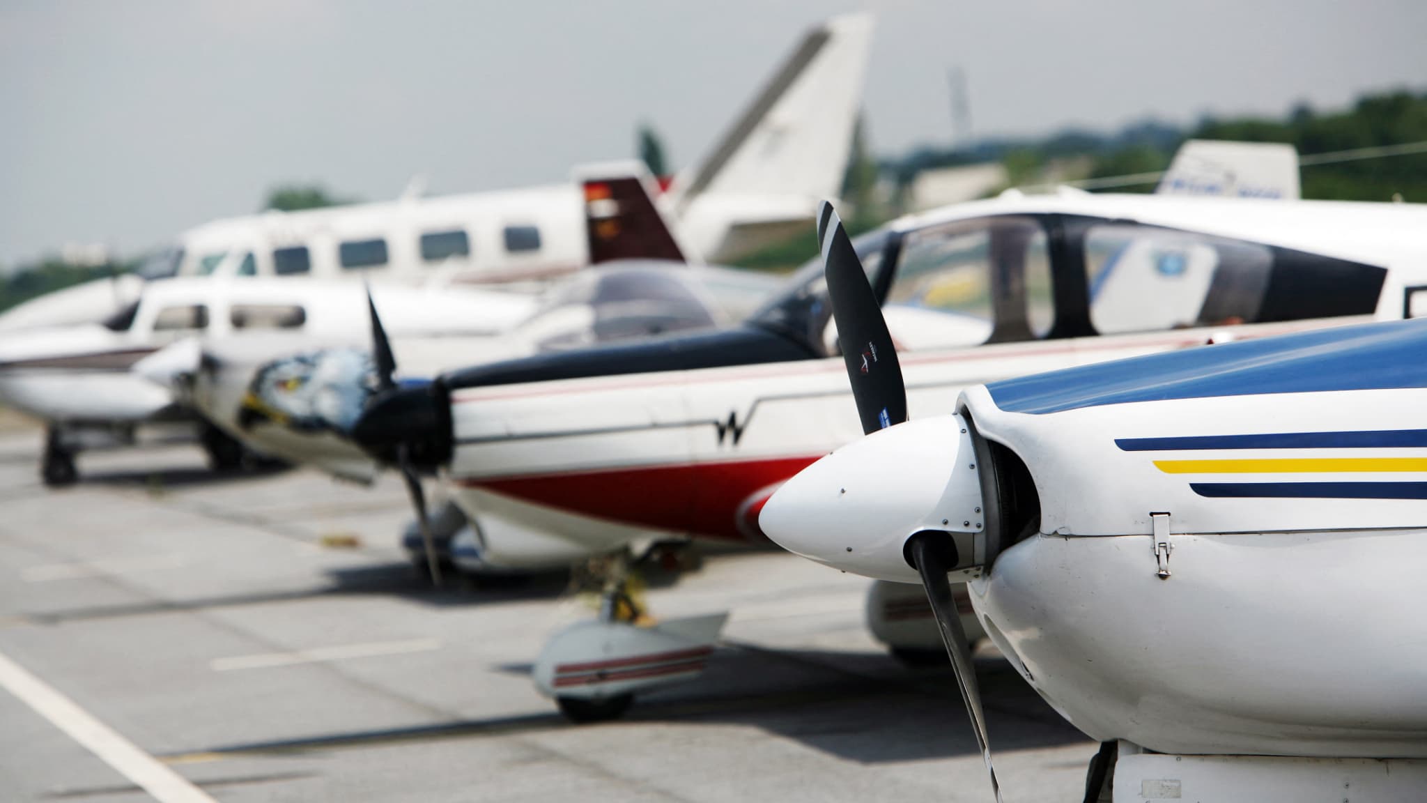 UN AÉRODROME DE SEINE-ET-MARNE ACCUEILLE UNE DIFFUSION EN PLEIN AIR, AU MILIEU D'AVIONS DE COLLECTION