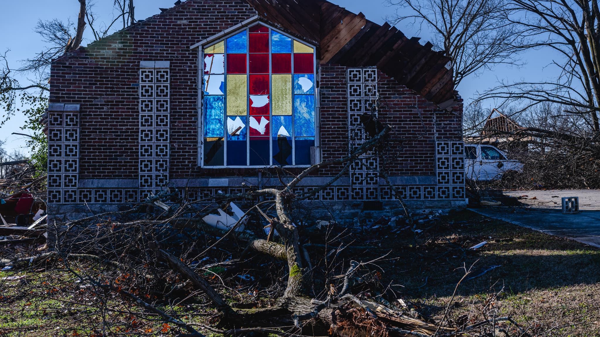 Un mur de la nef de l'église Sabbath Day Church of God in Christ endommagée après le passage d'une tornade le 10 décembre 2023 à Madison, Tennessee.