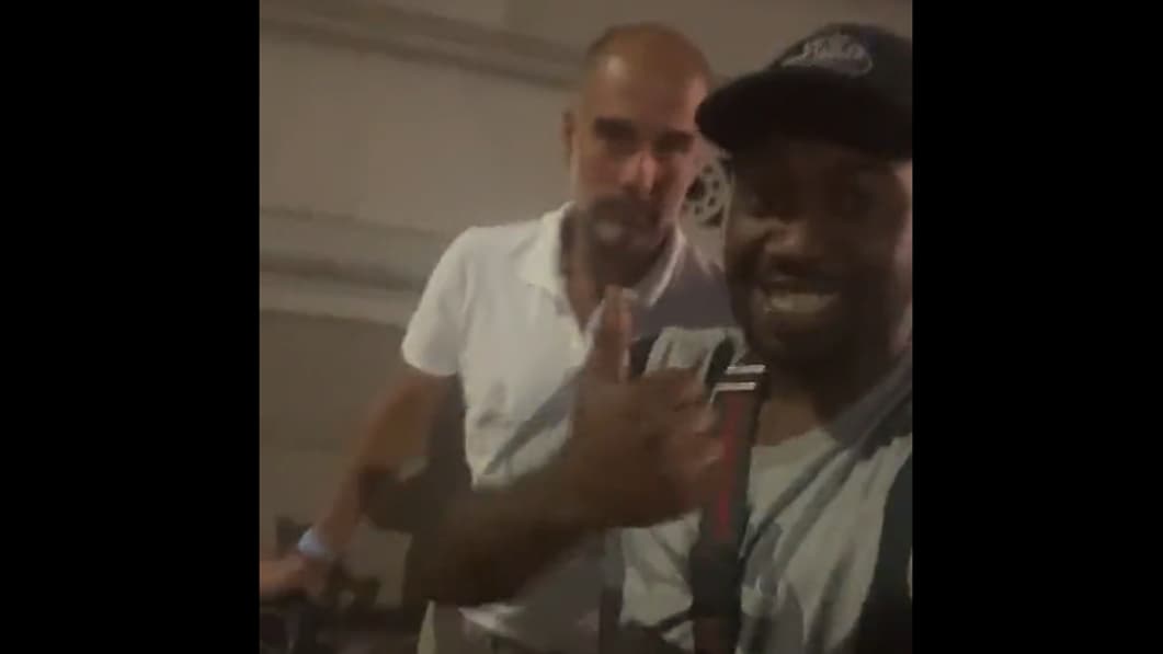 Une vidéo de Guardiola suivi par un fan pour un selfie devient virale Une vidéo de Guardiola suivi par un fan pour un selfie devient virale