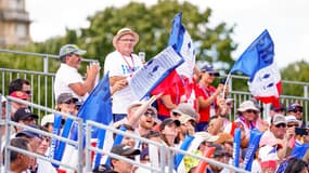 Des fans de l'équipe de France de tir à l'arc lors de la préparation des JO de Paris le 20 août 2023