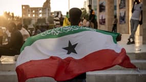 Un homme tient un drapeau du Somaliland devant le monument du mémorial de guerre de Hargeisa, à Hargeisa, le 7 novembre 2024. (Illustration) 