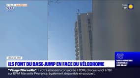 Marseille: deux pères Noël ont sauté en parachute depuis un immeuble en marge du match OM-Clermont