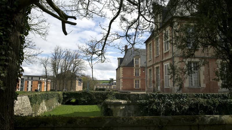 Le campus d'AgroParisTech est célèbre pour son château de style Louis XIII construit au 17e siècle, ses dépendances et ses 260 hectares de forêts et de pâtures.