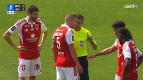 Clément Turpin explique à Brendan Chardonnet pourquoi il a validé le but de Lille contre Brest, le 17 août 2025