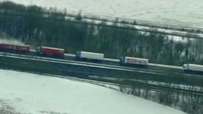 Les camions immobilisés sur le bas-côté de l’autoroute A1 dans la Somme le 13 mars 2013.