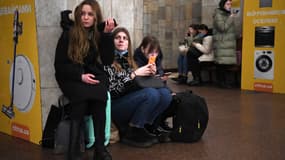 Des habitants de Kiev réfugiés dans le métro de la capitale ukrainienne, le 24 février 2022.