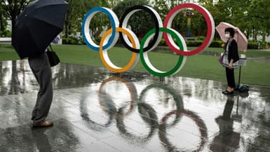 Les anneaux olympiques près du Stade National de Tokyo, le 23 juin 2021