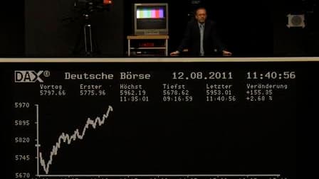 La Bourse de Franfort. Les Bourses européennes poursuivent leur rebond vendredi, même si l'effet de l'interdiction des ventes à découvert sur les financières dans quatre pays européens pour 15 jours risque de faire long feu. /Photo prise le 12 août 2011/R