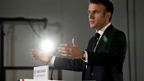 Le président Emmanuel Macron s'exprime lors d'une conférence de presse le 15 décembre 2023 à Bruxelles