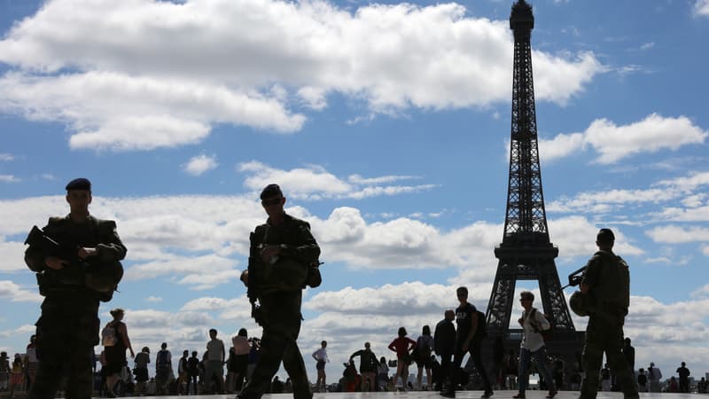 Des soldats de l'opération Sentinelle, le 25 juin 2017 au Trocadéro à Paris. 