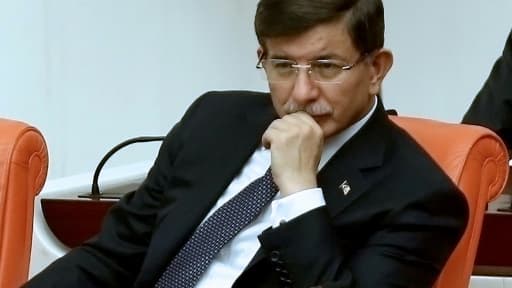 Le Premier ministre turc Ahmet Davutoglu au Parlement turc à Ankara, le 28 novembre 2015