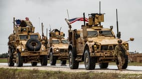 Des soldats américains patrouillent sur l'autoroute M4 dans la ville de Tal Tamr, dans la province syrienne de Hasakeh, au nord-est de la frontière avec la Turquie, le 24 janvier 2020.