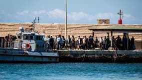 Des migrants attendent dans un port de Lampedusa en Italie, le 11 juillet 2022.