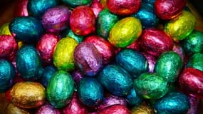Des œufs de Pâques en chocolat. 