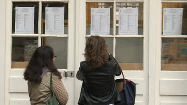 Deux étudiants regardent les résultats du baccalauréat (image d'illustration)