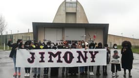 Plusieurs centaines de personnes ont participé dimanche à une marche blanche jusqu'à la prison de Meaux.