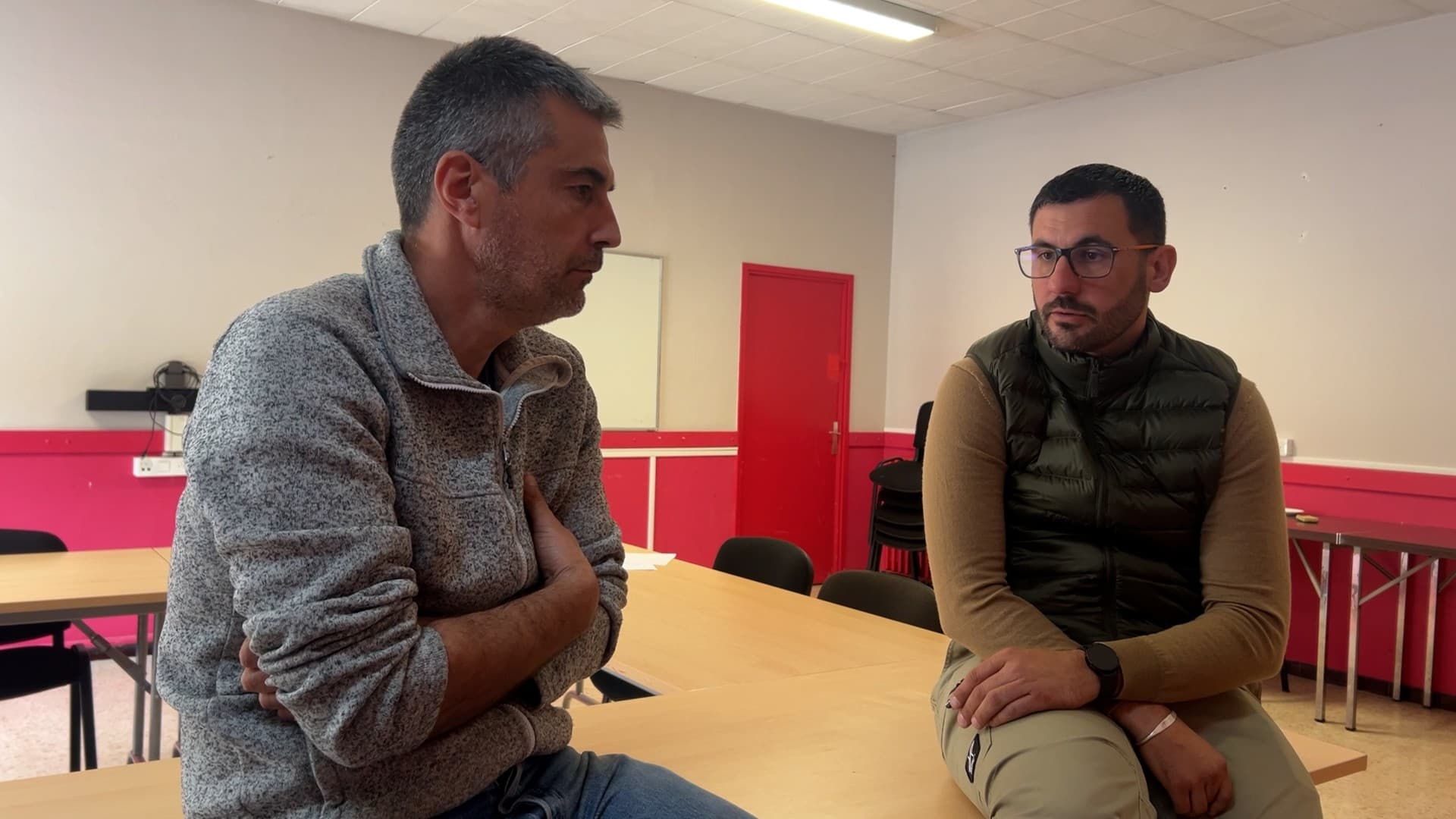 Fabrice Daumas (à gauche) élu CGT au CSE de Kem One et Julien Amaudric (à droite) représentant syndical CGT chez Arkema en avril 2025 à Saint-Auban (Alpes-de-Haute-Provence)