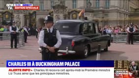 Charles III has just arrived at Buckingham Palace, cheered by the crowd