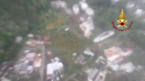 Images des pompiers italiens après le glissement de terrain à Ischia