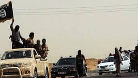 Une image mise en ligne le 14 juin 2014 sur un site jihadiste montre des soldats de l'EIIL sur une route irakienne.