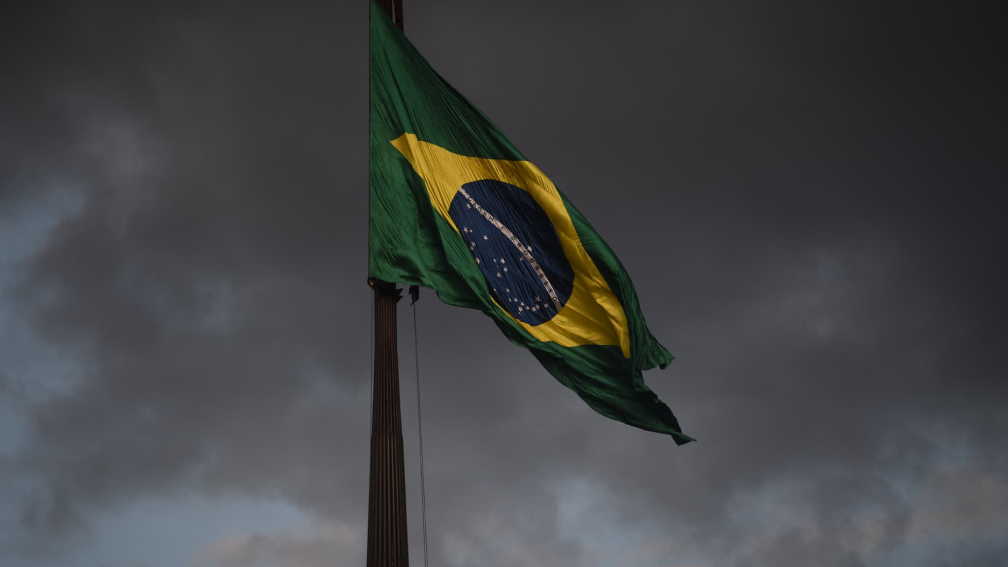 Praias em São Paulo?  Materiais didáticos brasileiros repletos de erros