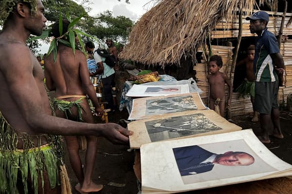 Des habitants de Tanna montrent les photos qu'ils gardent précieusement du prince Philip, le 6 mai 2023.