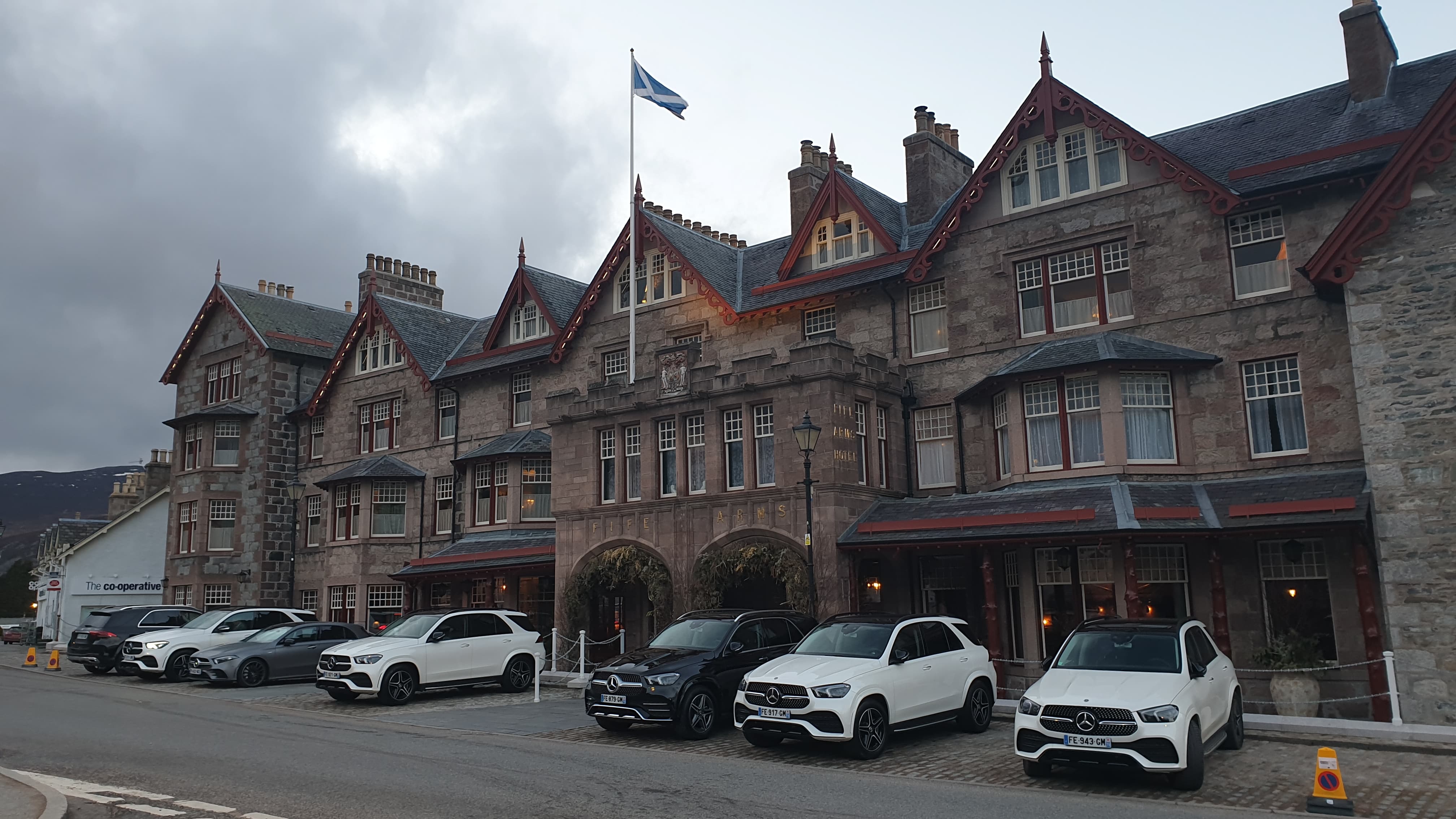 Le nouveau Mercedes GLE veut rivaliser avec les BMW X5 et Audi Q7.
