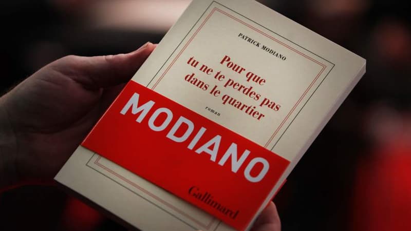 Le dernier ouvrage de Patrick Modiano, "Pour que tu ne te perdes pas dans le quartier", à la foire au livre de Francfort.