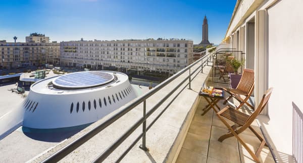 Les terrasses des chambres de l’Art Hotel offrent une vue incroyable sur le Volcan d’Oscar Niemeyer