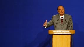 Jacques Chirac prononce un discours à son QG de campagne à Paris, à l'issue du premier tour de l'élection présidentielle en 2002