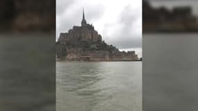C’est la grande marée, le Mont-Saint-Michel redevient une île