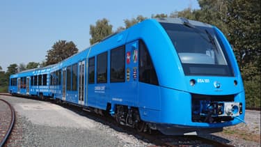 Alimenté par une pile à combustible dans laquelle l'hydrogène est transformé en énergie électrique, le train Coradia iLint émet uniquement de la vapeur d’eau et de l'eau condensée.