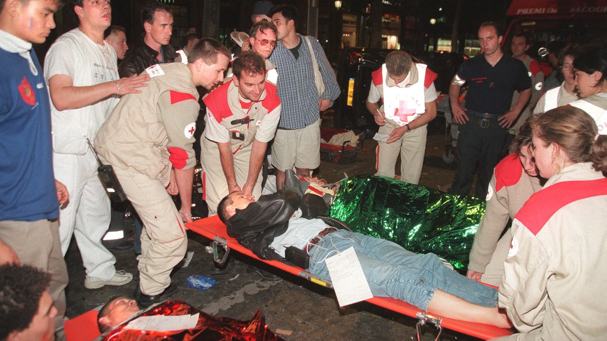 Des blessés pris en charge par la Croix-Rouge après que deux voitures ont percuté la foule sur les Champs-Élysées à Paris, après la victoire en Coupe du Monde, le 13 juillet 1998 Des blessés pris en charge par la Croix-Rouge après que deux voitures ont percuté la foule sur les Champs-Élysées à Paris, après la victoire en Coupe du Monde, le 13 juillet 1998