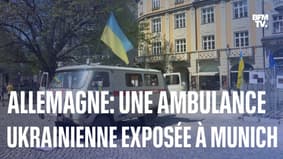 Une ambulance ukrainienne criblée de balles exposée à Munich   