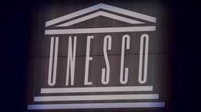Le logo de l'UNESCO lors des célébrations du 75e anniversaire de l'Organisation des Nations Unies pour l'éducation, la science et la culture (UNESCO) au siège de l'UNESCO à Paris le 12 novembre 2021. 