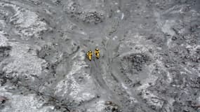 Photo aérienne diffusée le 13 décembre 2019 de deux soldats d'élite lors d'une mission de récupération des corps sur l'île volcanique de White Island 
