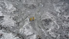 Photo aérienne diffusée le 13 décembre 2019 de deux soldats d'élite lors d'une mission de récupération des corps sur l'île volcanique de White Island