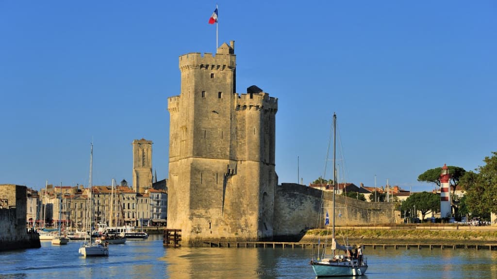 LA ROCHELLE: DES PLONGEURS INSTALLENT DES ÉCHAFAUDAGES DANS L'EAU POUR STABILISER LA TOUR SAINT-NICOLAS