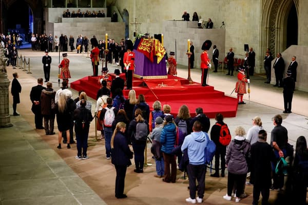 The minute of silence observed in front of the coffin of Elizabeth II on September 18, 2022 