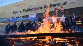 Des surveillants de prison manifestent devant le centre pénitentiaire de Marseille-Baumettes, ce 7 mars 
