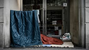 Dans les rues de Paris, des sans-abris font face à l'hiver, tant bien que mal