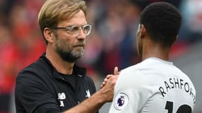 Jürgen Klopp et Marcus Rashford lors d'un match de Premier League entre Liverpool et Manchester United, le 14 octobre 2017.