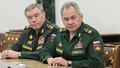 Sergueï Choigu au premier plan, et Valery Gerasimov au fond au Kremlin le 27 février. 