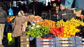 Un étalage de fruits et légumes sur un marché à Lille.