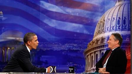 A moins d'une semaine des élections de mi-mandat, le président américain, Barack Obama, a manié humour et sérieux mercredi dans l'émission satirique "The Daily Show" de Jon Stewart (à droite), regardée par de nombreux jeunes démocrates. /Photo prise le 27