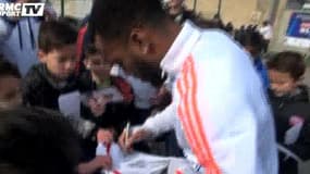 OL - Les joueurs prennent le temps de signer des autographes